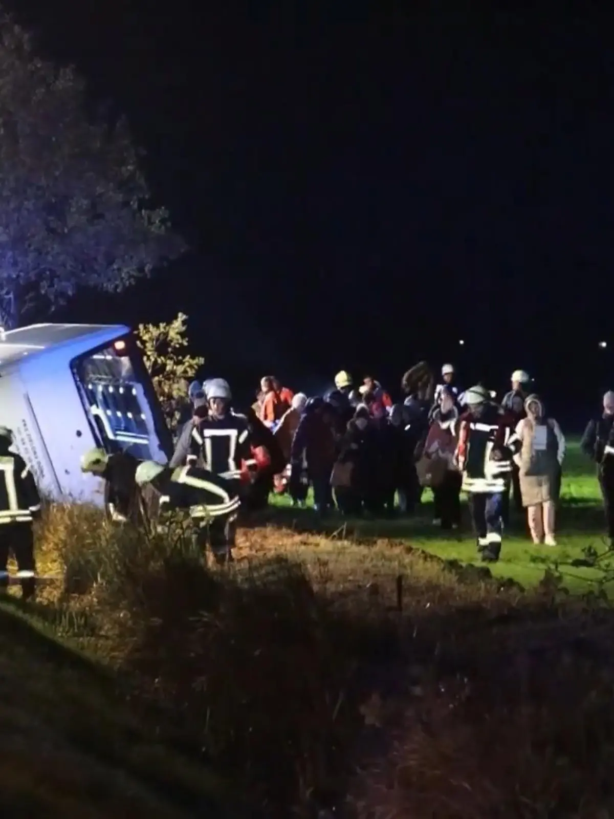 Bild zu: "Auto kracht gegen Reisebus"