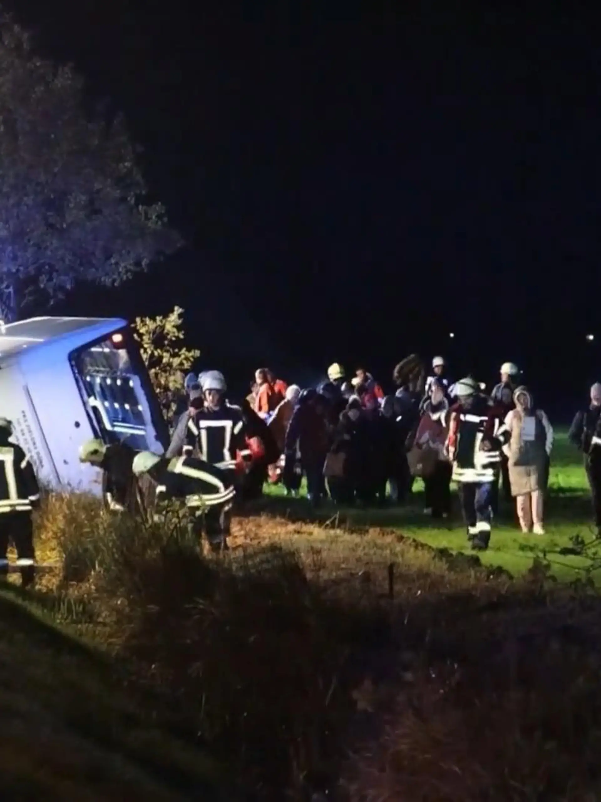 Bild zu: "Auto kracht gegen Reisebus"