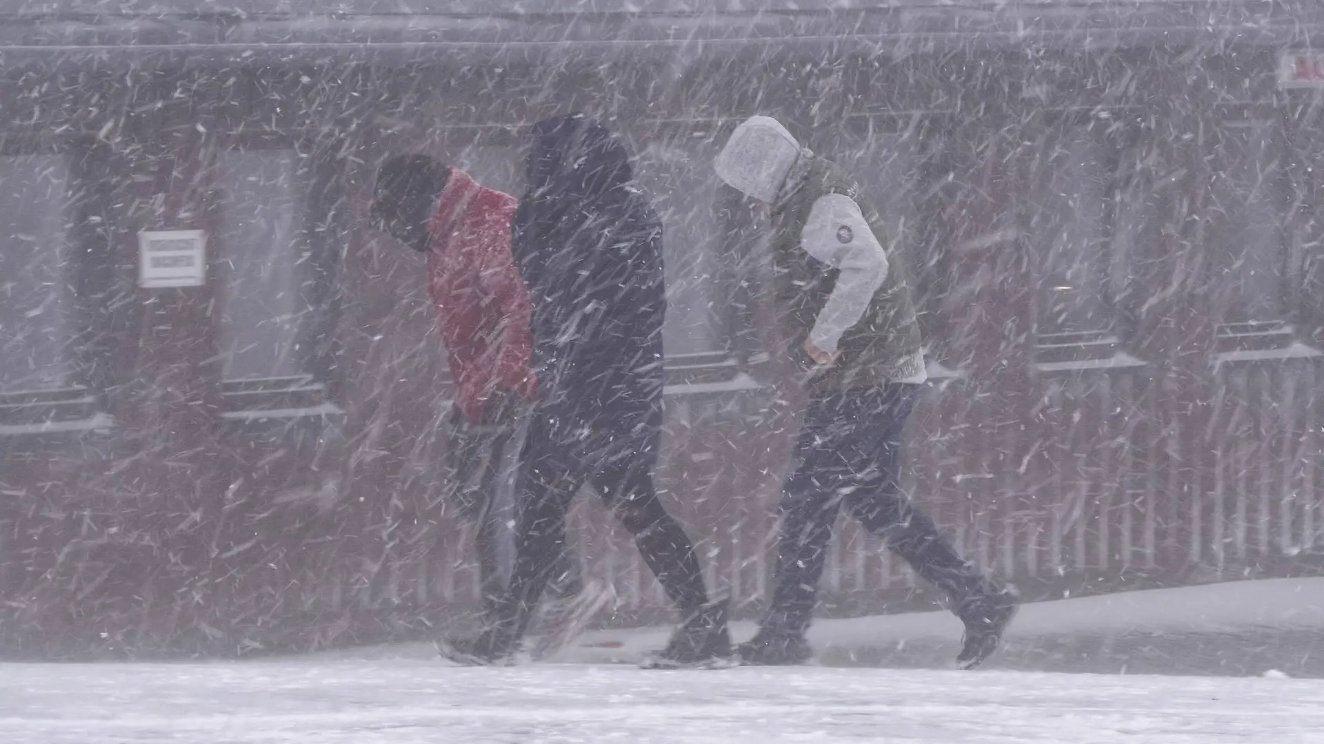 Der Wintereinbruch bleibt erst einmal. Samt Kälte, Glätte und Schnee. Dabei wird es aber auch mit Gewittern und Stürmen ungemütlich.