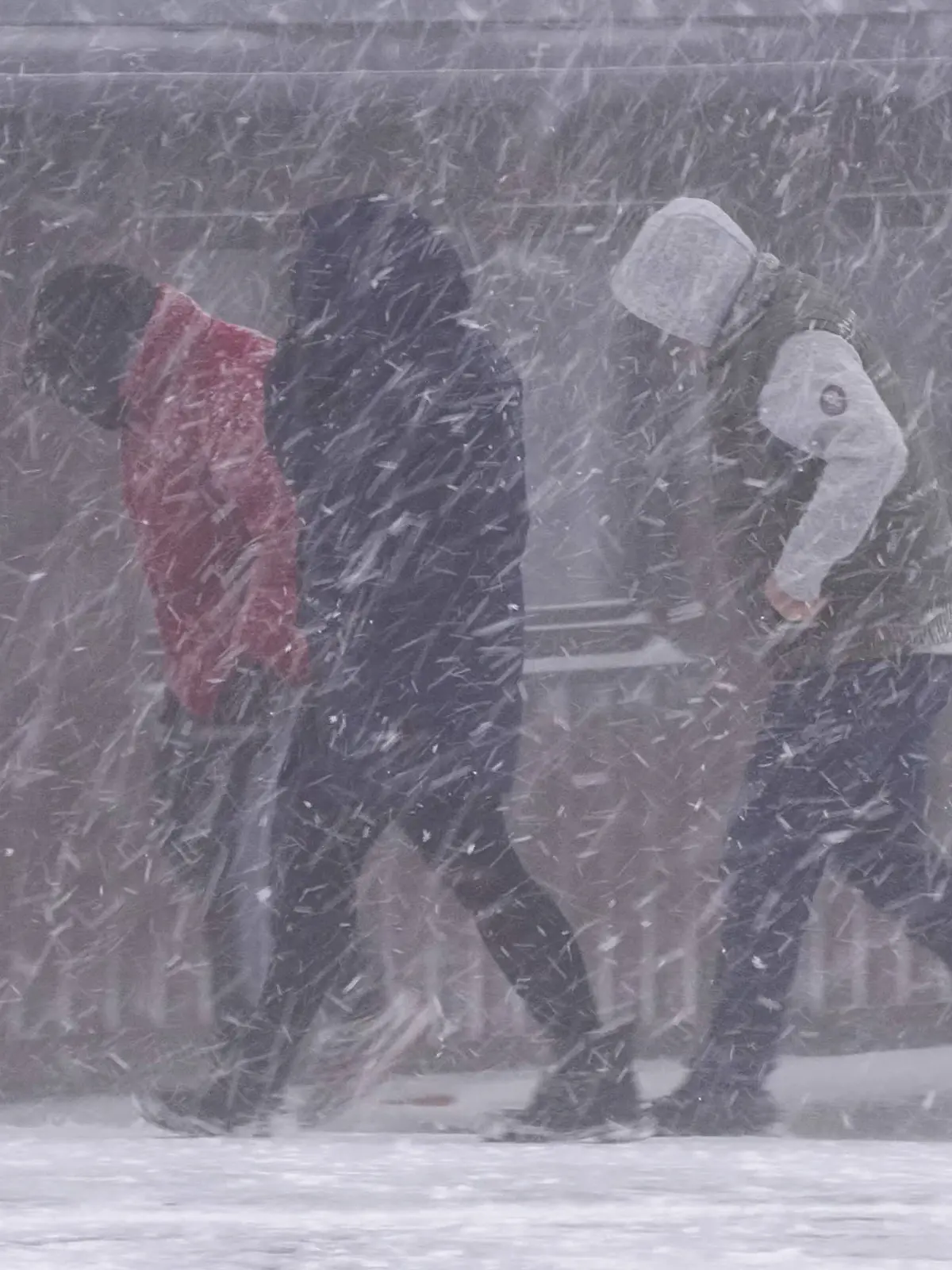 Der Wintereinbruch bleibt erst einmal. Samt Kälte, Glätte und Schnee. Dabei wird es aber auch mit Gewittern und Stürmen ungemütlich.