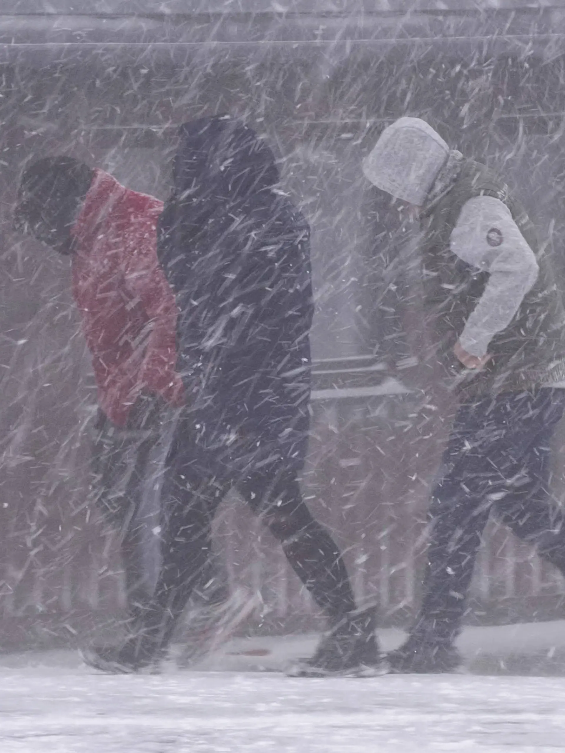 Der Wintereinbruch bleibt erst einmal. Samt Kälte, Glätte und Schnee. Dabei wird es aber auch mit Gewittern und Stürmen ungemütlich.