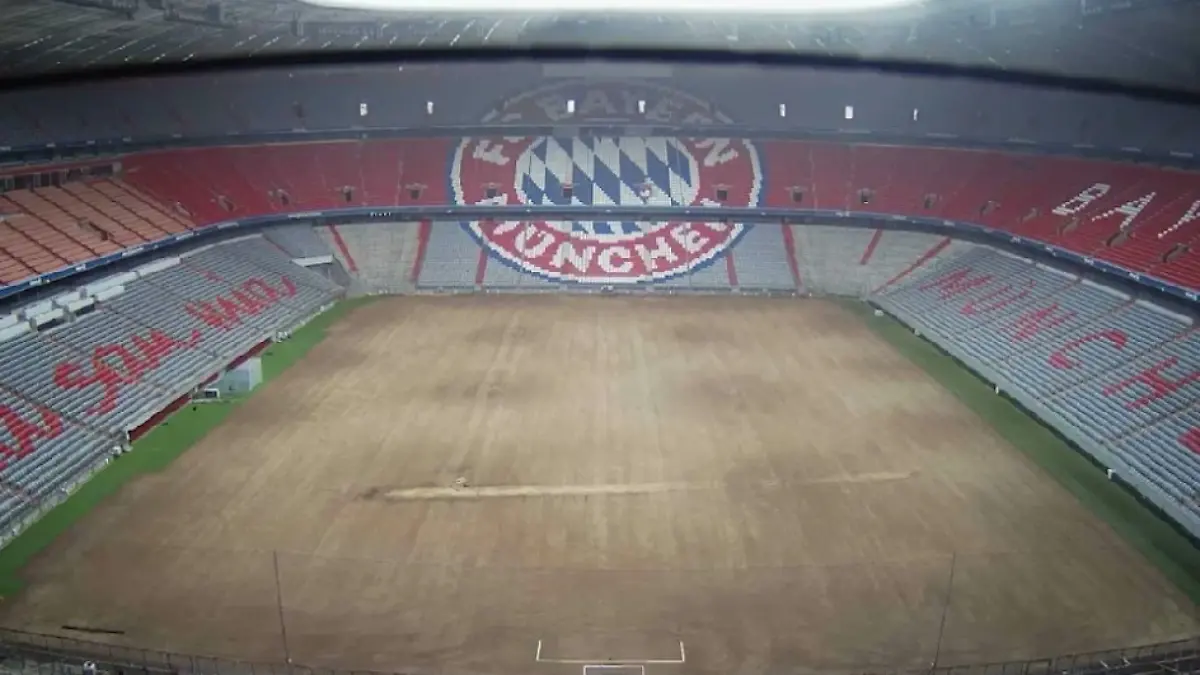 Der Rasen in der Allianz-Arena gleicht einem Schlachtfeld