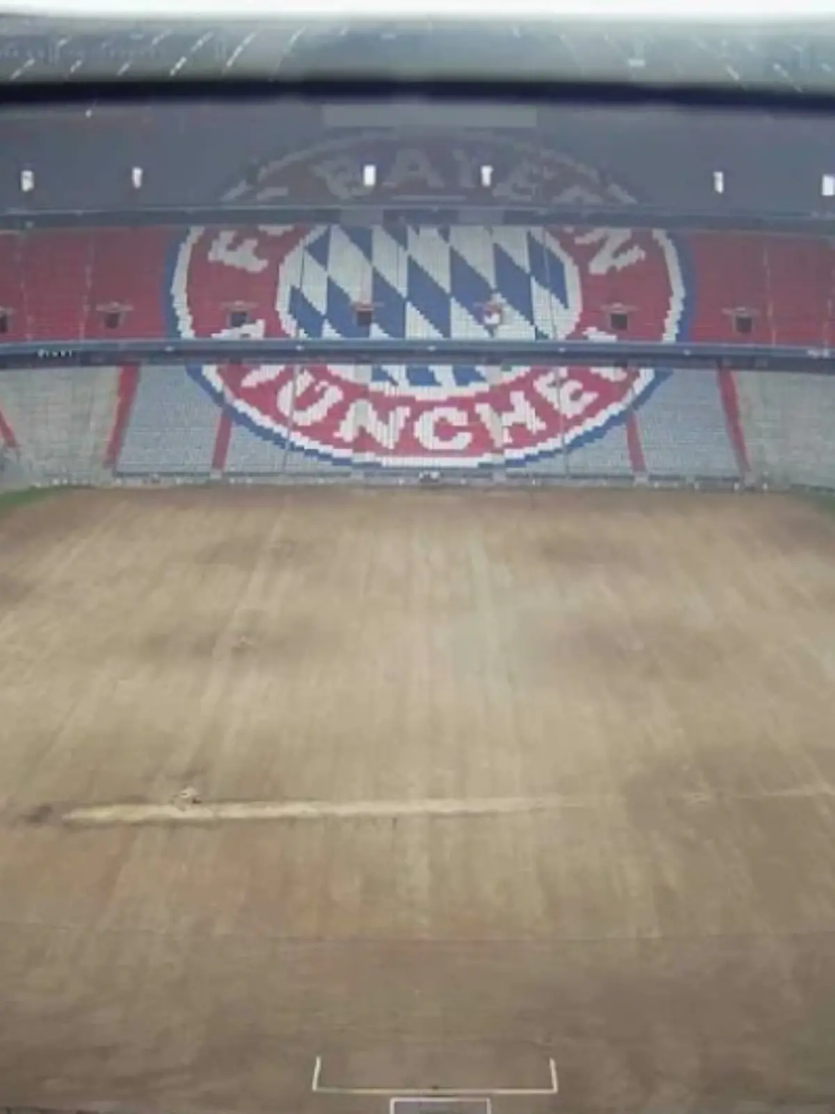 Der Rasen in der Allianz-Arena gleicht einem Schlachtfeld
