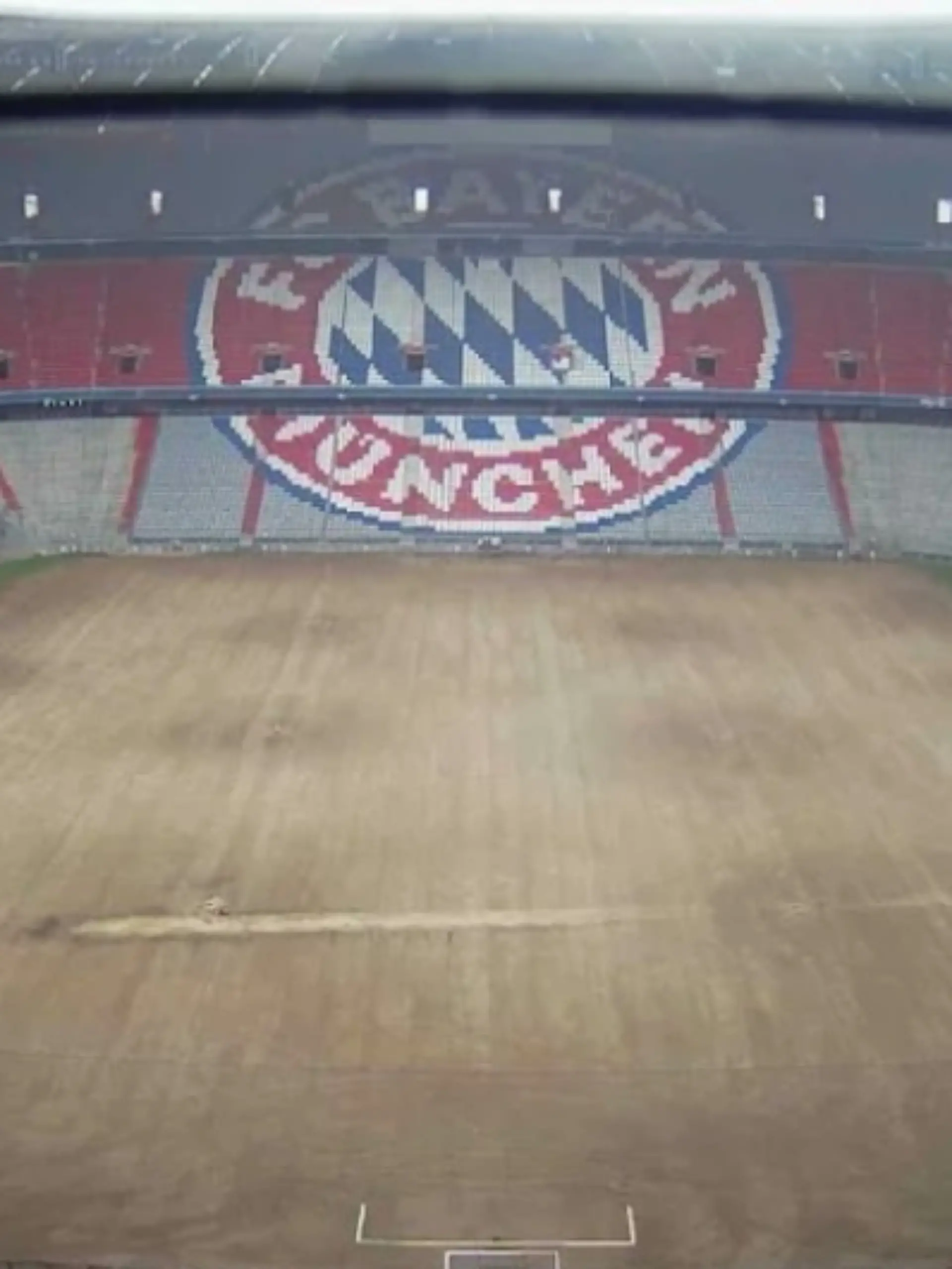 Der Rasen in der Allianz-Arena gleicht einem Schlachtfeld