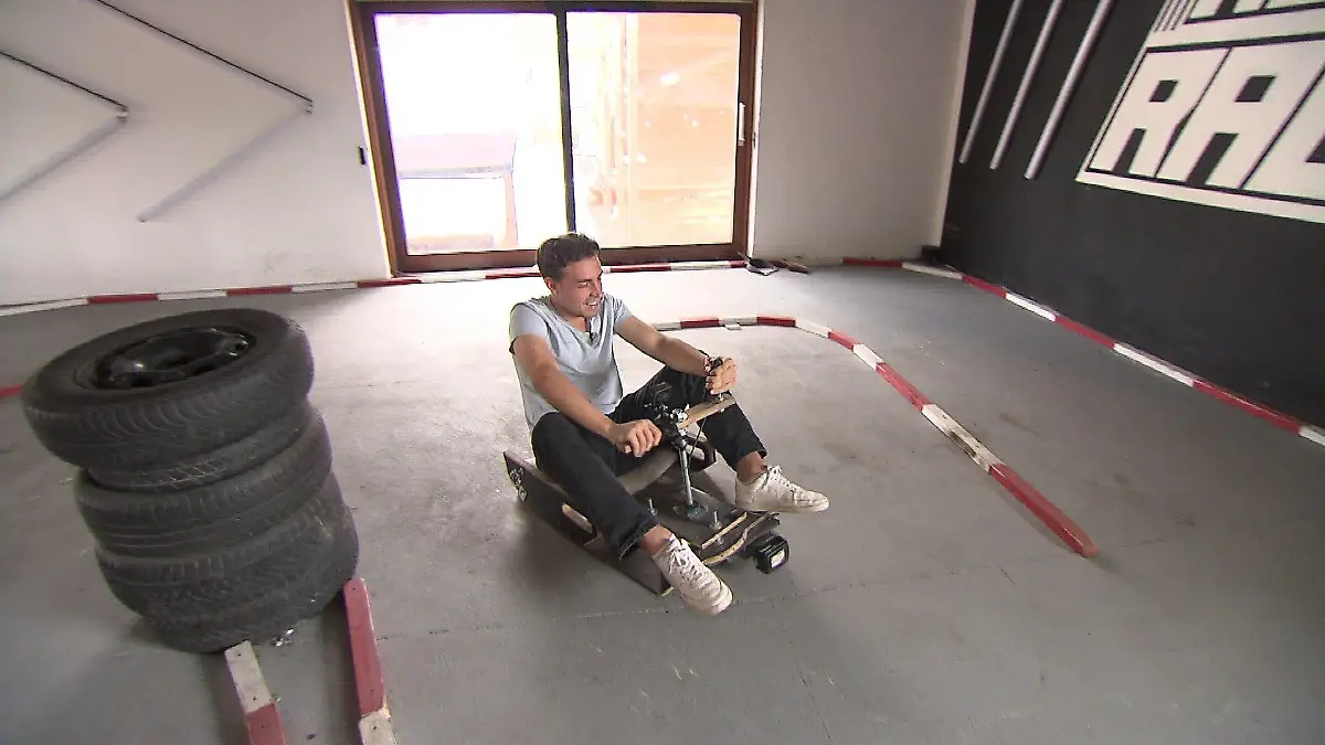 RTL Hessen-Reporter Felix Breiner sitzt auf einem selbstgebauten Kart