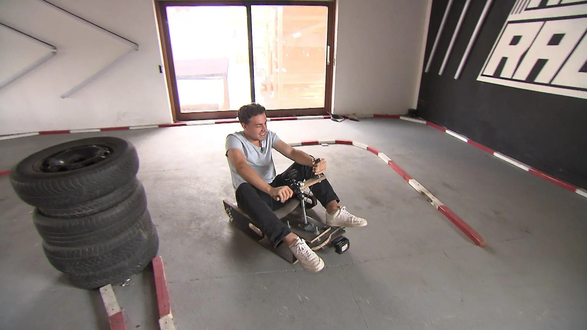 RTL Hessen-Reporter Felix Breiner sitzt auf einem selbstgebauten Kart