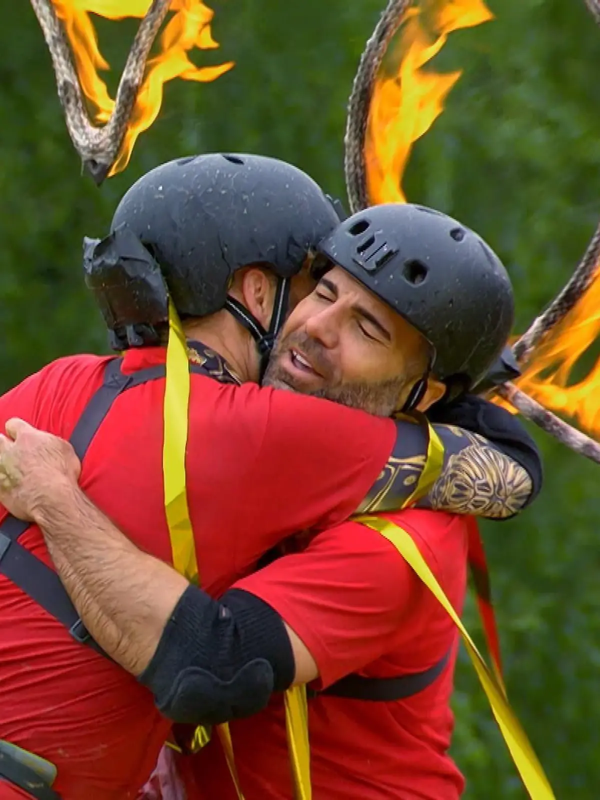 Rafi (l.) und Sam feiern ihren Sommerhaus-Sieg.