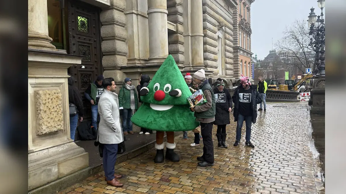 Der Gärtner Florian S. ist angeklagt, weil er einen Tannebaum vor einer Hamburger Kita aufstellte.