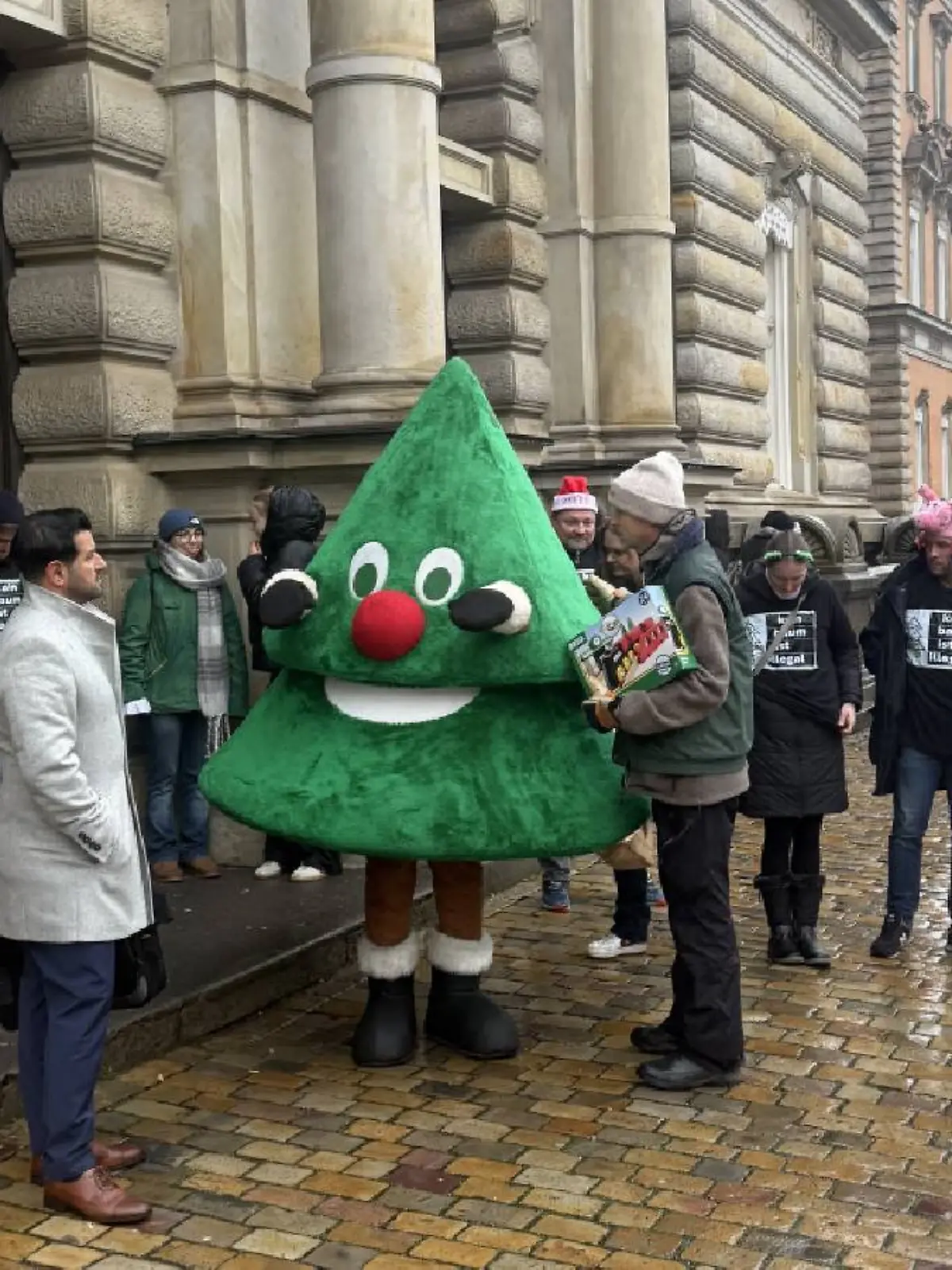 Der Gärtner Florian S. ist angeklagt, weil er einen Tannebaum vor einer Hamburger Kita aufstellte.