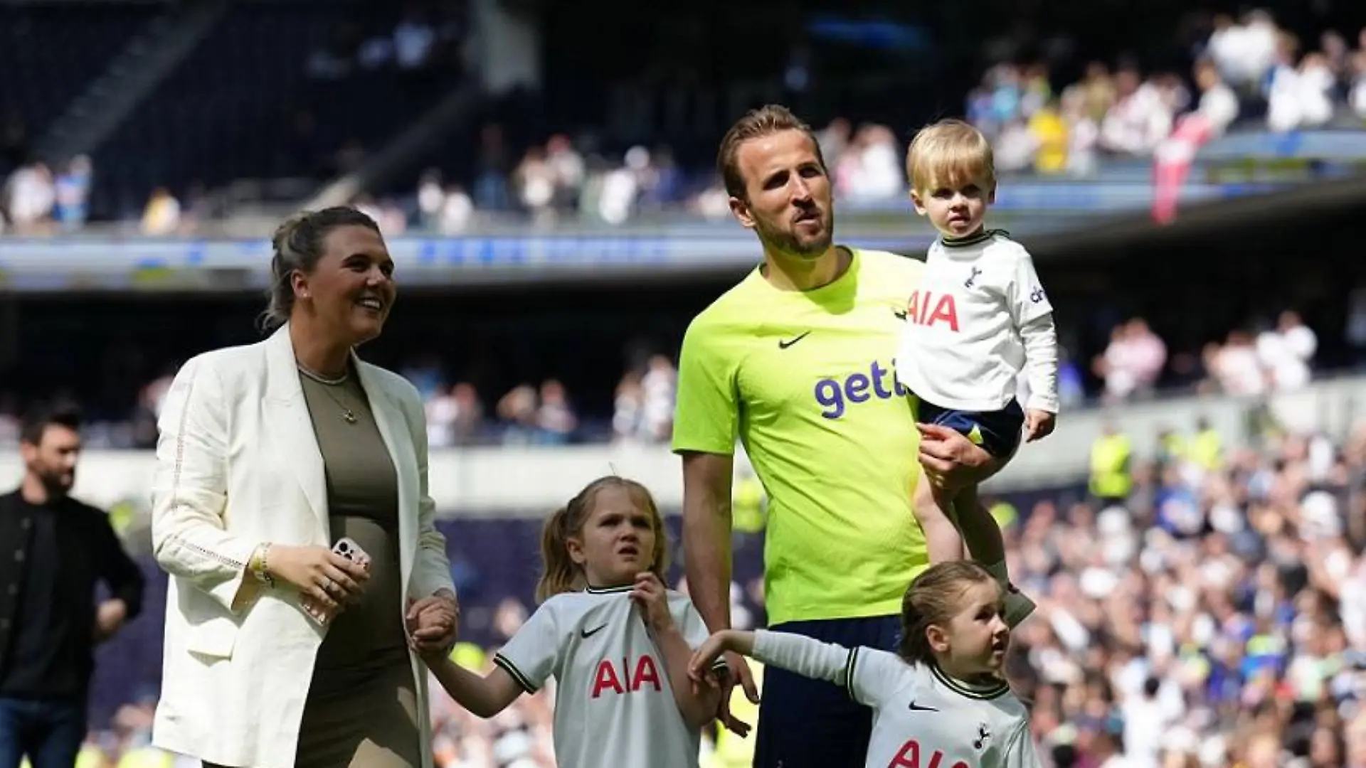 Tottenham Hotspur v Brentford - Premier League - Tottenham Hotspur Stadium Tottenham Hotspur s Harry Kane, wife Katie Goodland and family in a lap of honour following the Premier League match at the Tottenham Hotspur Stadium, London. Picture date: Saturday May 20, 2023. EDITORIAL USE ONLY No use with unauthorised audio, video, data, fixture lists, club/league logos or live services. Online in-match use limited to 120 images, no video emulation. No use in betting, games or single club/league/player publications. PUBLICATIONxNOTxINxUKxIRL Copyright: xJohnxWaltonx 72258234