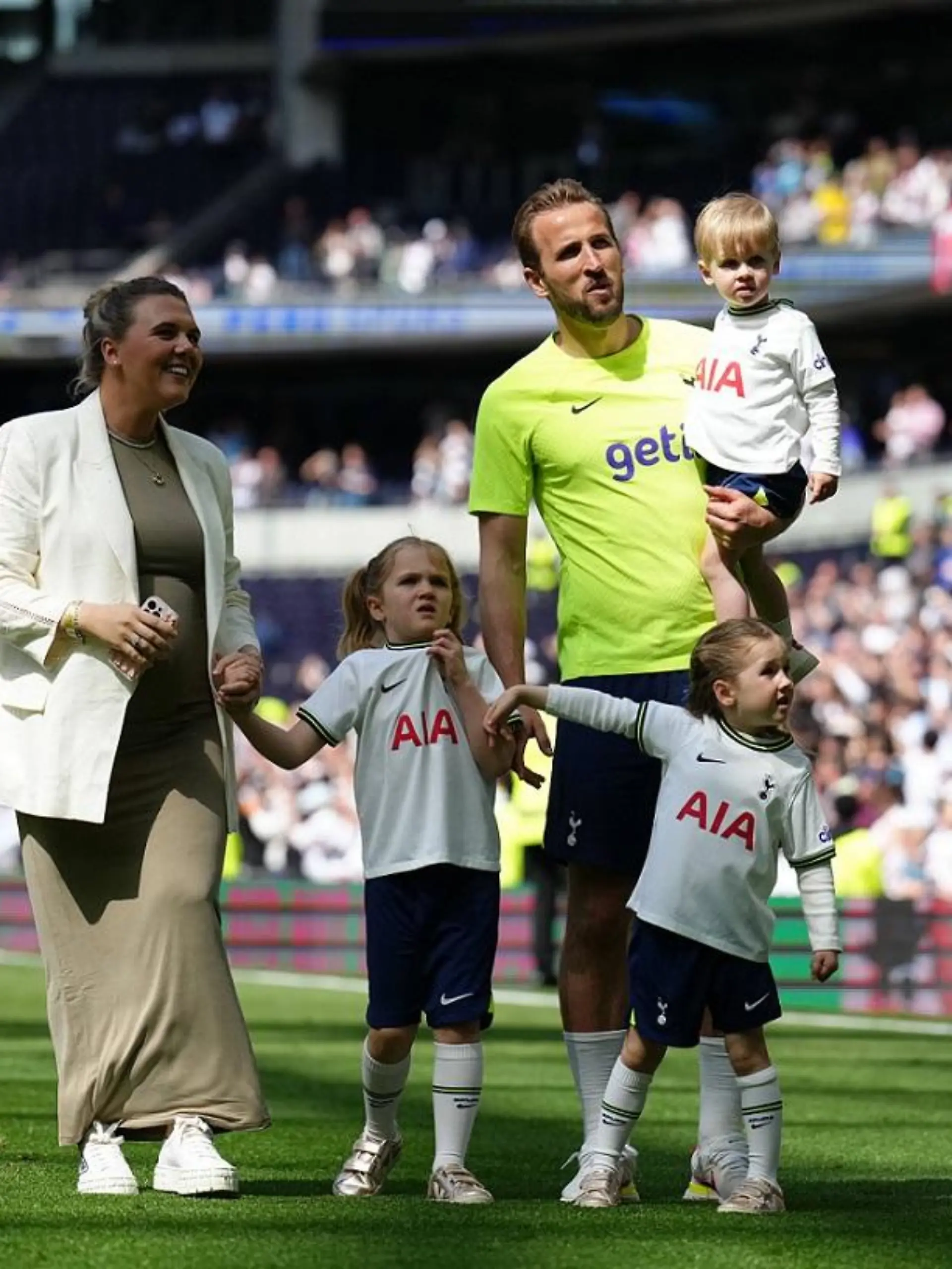 Tottenham Hotspur v Brentford - Premier League - Tottenham Hotspur Stadium Tottenham Hotspur s Harry Kane, wife Katie Goodland and family in a lap of honour following the Premier League match at the Tottenham Hotspur Stadium, London. Picture date: Saturday May 20, 2023. EDITORIAL USE ONLY No use with unauthorised audio, video, data, fixture lists, club/league logos or live services. Online in-match use limited to 120 images, no video emulation. No use in betting, games or single club/league/player publications. PUBLICATIONxNOTxINxUKxIRL Copyright: xJohnxWaltonx 72258234