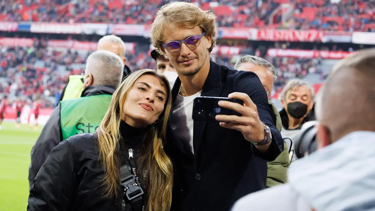 Fußball: Bundesliga, Bayern München - Borussia Dortmund, 31. Spieltag, Allianz Arena. Alexander „Sascha“ Zverev, deutscher Tennisspieler und Olympiasieger (r), nimmt vor Beginn ein Foto mit seiner Freundin Sophia Thomalla, Schauspielerin, auf.