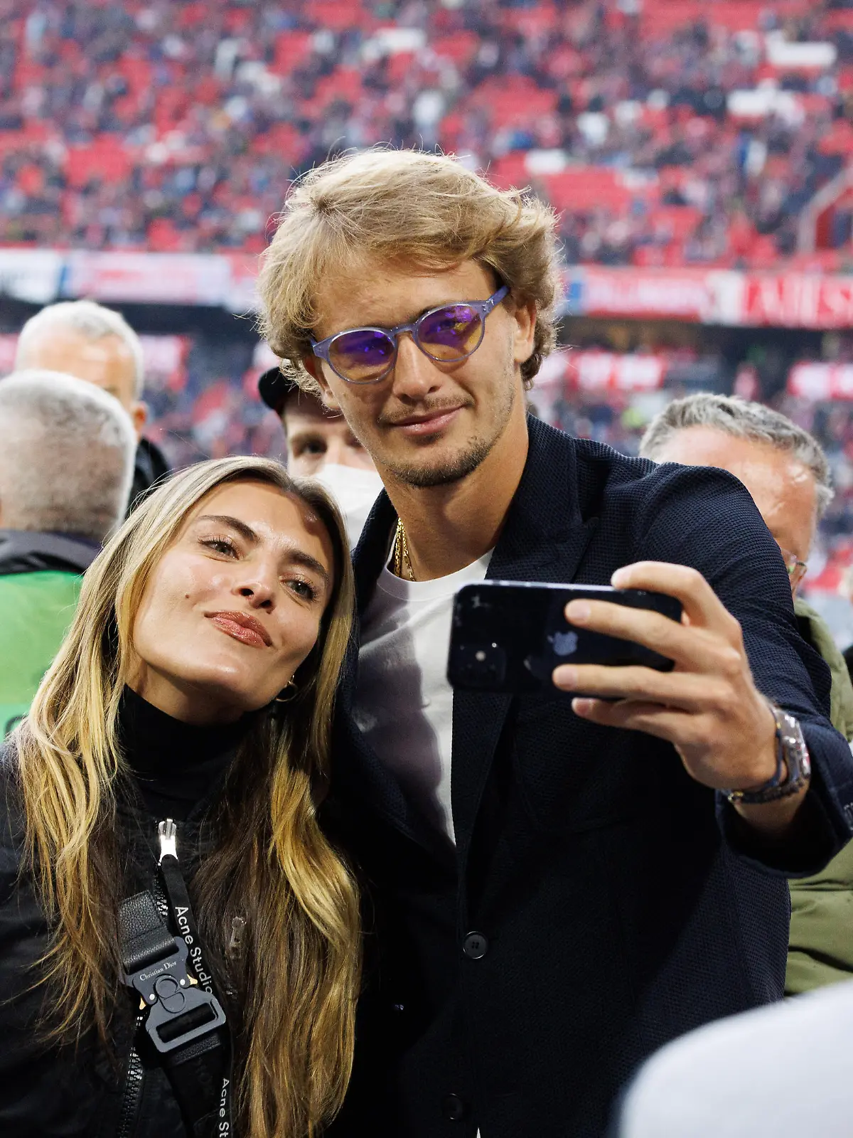 Fußball: Bundesliga, Bayern München - Borussia Dortmund, 31. Spieltag, Allianz Arena. Alexander „Sascha“ Zverev, deutscher Tennisspieler und Olympiasieger (r), nimmt vor Beginn ein Foto mit seiner Freundin Sophia Thomalla, Schauspielerin, auf.