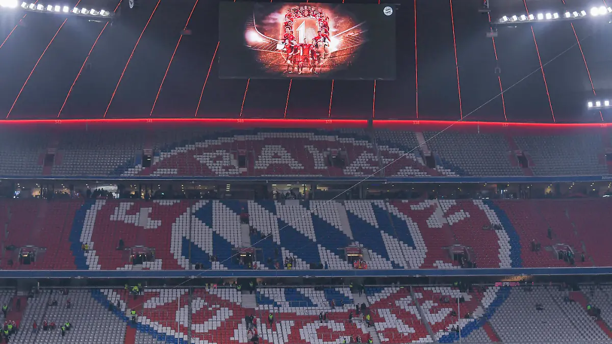 Eine Grafik mit den Spielern und der 10. Meisterschaft waehrend dem Fussball Bundesliga Spiel FC Bayern Muenchen gegen den BVB Borussia Dortmund am 31. Spieltag der Saison 2021/2022 in der Allianz Arena am 23. April 2022 in Muenchen. *** A graphic with the players and the 10 championship during the soccer Bundesliga match FC Bayern Muenchen against BVB Borussia Dortmund on the 31 matchday of the 2021 2022 season at the Allianz Arena on April 23, 2022 in Munich, Germany PUBLICATIONxINxGERxAUTxHUNxONLY 