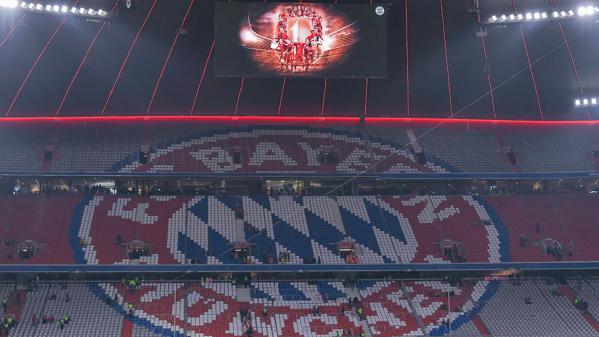 Eine Grafik mit den Spielern und der 10. Meisterschaft waehrend dem Fussball Bundesliga Spiel FC Bayern Muenchen gegen den BVB Borussia Dortmund am 31. Spieltag der Saison 2021/2022 in der Allianz Arena am 23. April 2022 in Muenchen. *** A graphic with the players and the 10 championship during the soccer Bundesliga match FC Bayern Muenchen against BVB Borussia Dortmund on the 31 matchday of the 2021 2022 season at the Allianz Arena on April 23, 2022 in Munich, Germany PUBLICATIONxINxGERxAUTxHUNxONLY 