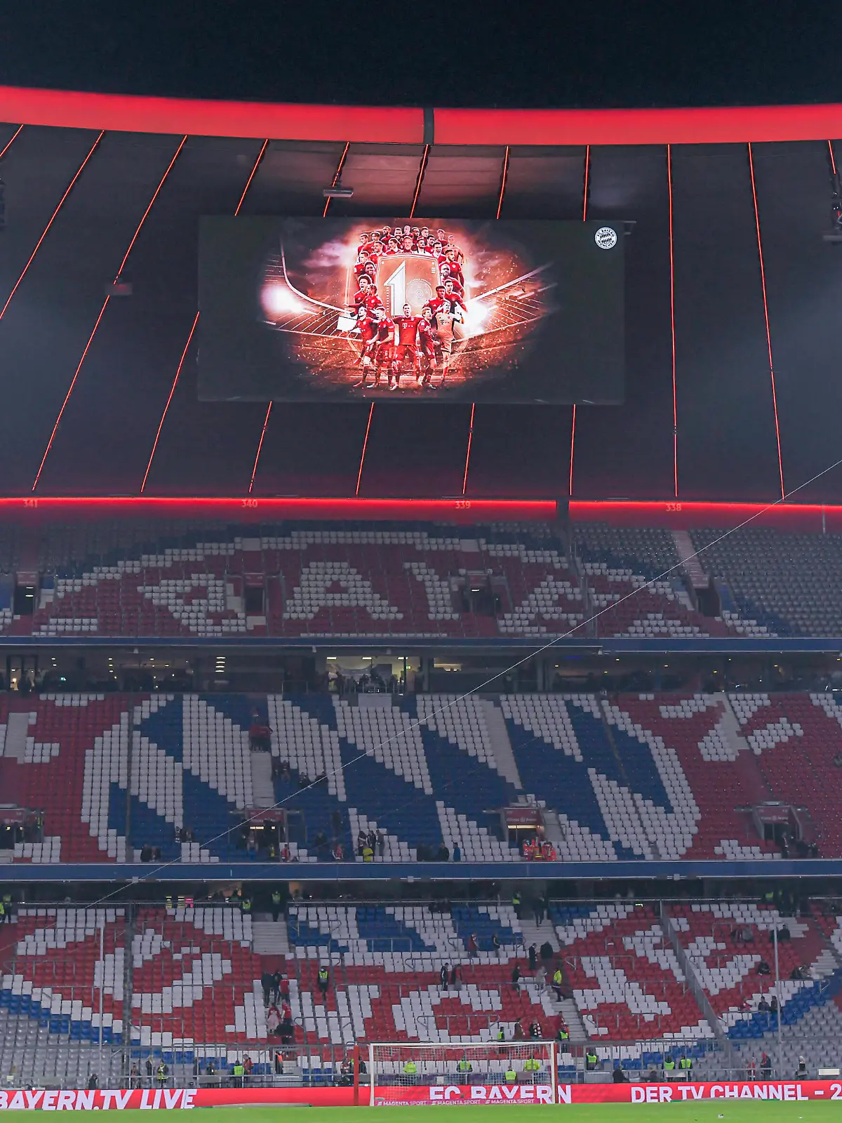 Eine Grafik mit den Spielern und der 10. Meisterschaft waehrend dem Fussball Bundesliga Spiel FC Bayern Muenchen gegen den BVB Borussia Dortmund am 31. Spieltag der Saison 2021/2022 in der Allianz Arena am 23. April 2022 in Muenchen. *** A graphic with the players and the 10 championship during the soccer Bundesliga match FC Bayern Muenchen against BVB Borussia Dortmund on the 31 matchday of the 2021 2022 season at the Allianz Arena on April 23, 2022 in Munich, Germany PUBLICATIONxINxGERxAUTxHUNxONLY 