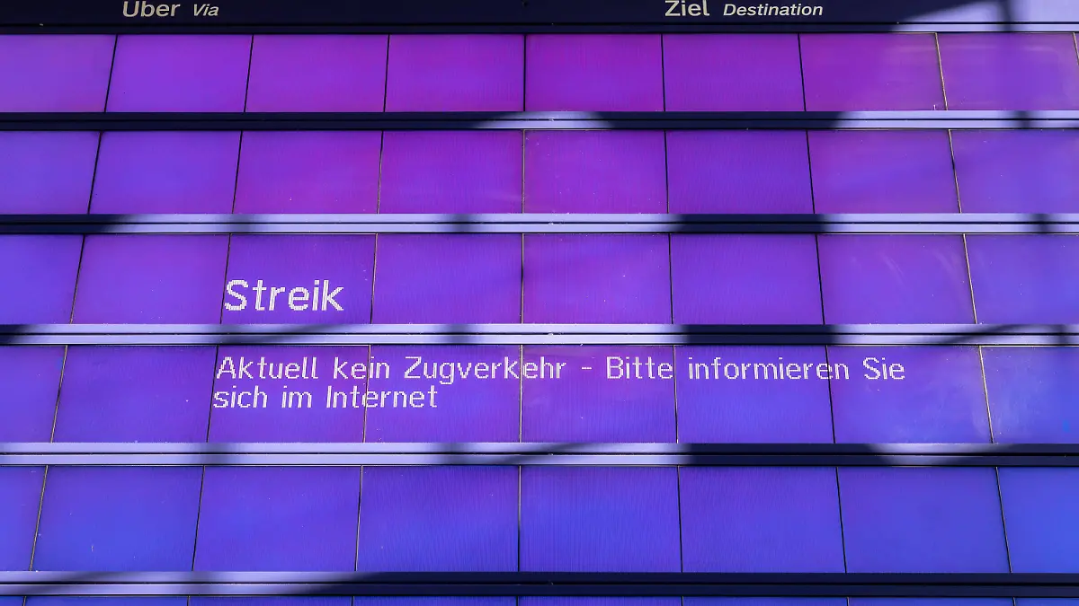 Bahnstreik der EVG, Themenbild, Symbolbild, 21.04.23 Lübeck Schleswig-Holstein Germany *** Railroad strike of the EVG, theme picture, symbol picture, 21 04 23 Lübeck Schleswig Holstein Germany Copyright: xAgentur54Gradx/xFelixxKoenigx
