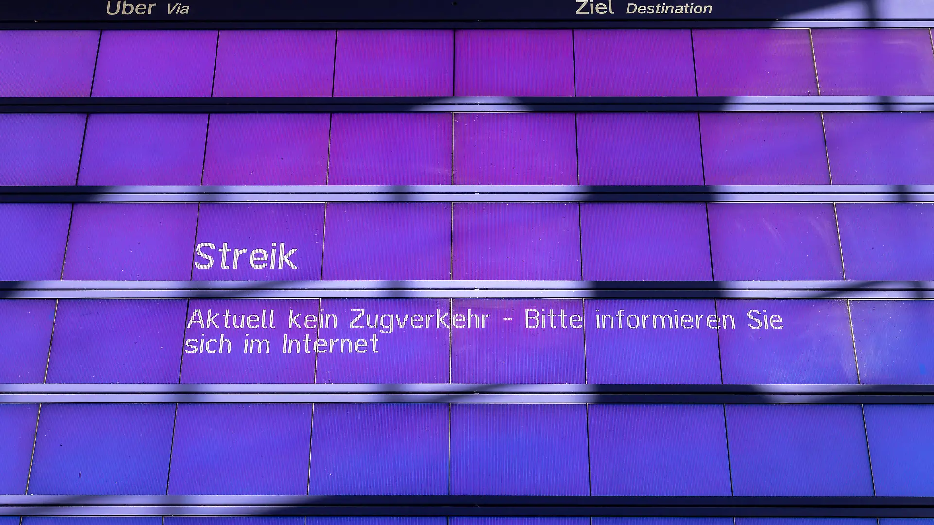 Bahnstreik der EVG, Themenbild, Symbolbild, 21.04.23 Lübeck Schleswig-Holstein Germany *** Railroad strike of the EVG, theme picture, symbol picture, 21 04 23 Lübeck Schleswig Holstein Germany Copyright: xAgentur54Gradx/xFelixxKoenigx
