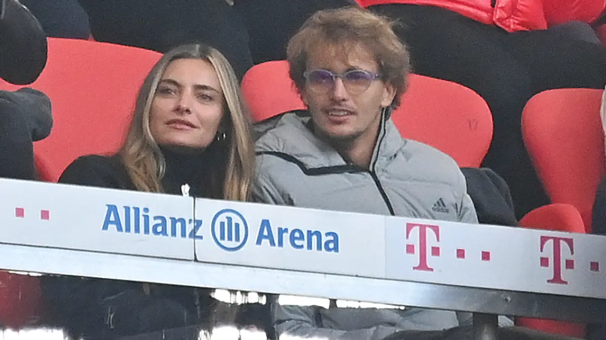 Ehrentribuene mit u.a Alexander ZVEREV und Freundin Sophia Thomalla,. Deutscher Meister,Meisterschaft. Fussball 1. Bundesliga Saison 2021/2022, 31.Spieltag, Spieltag31. FC Bayern Muenchen- Borussia Dortmund 3-1 am 09.04.2022, A L L I A N Z A R E N A Muenchen.