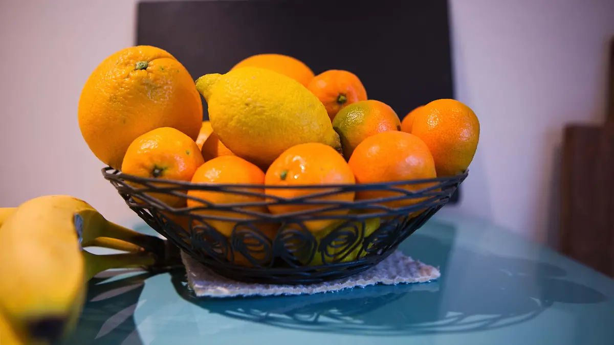 Orangen, Zitronen und Mandarinen in einer Ostschale