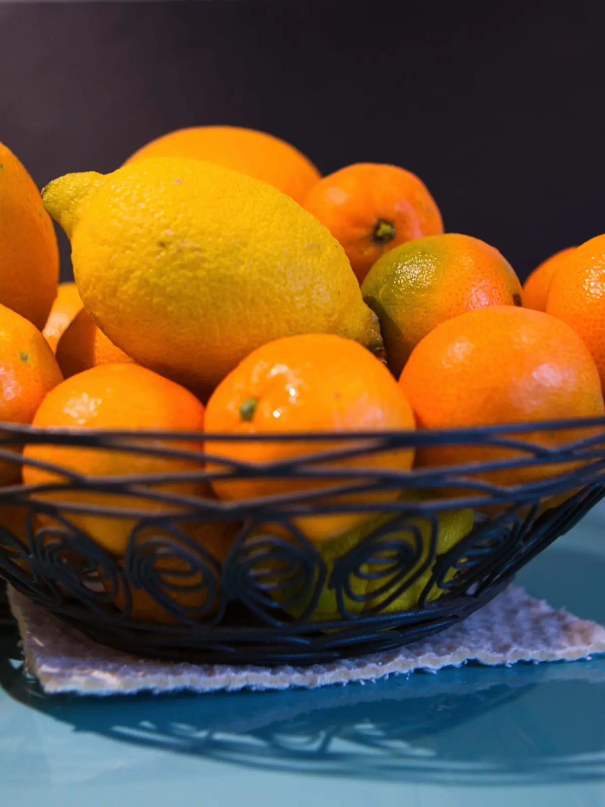 Orangen, Zitronen und Mandarinen in einer Ostschale