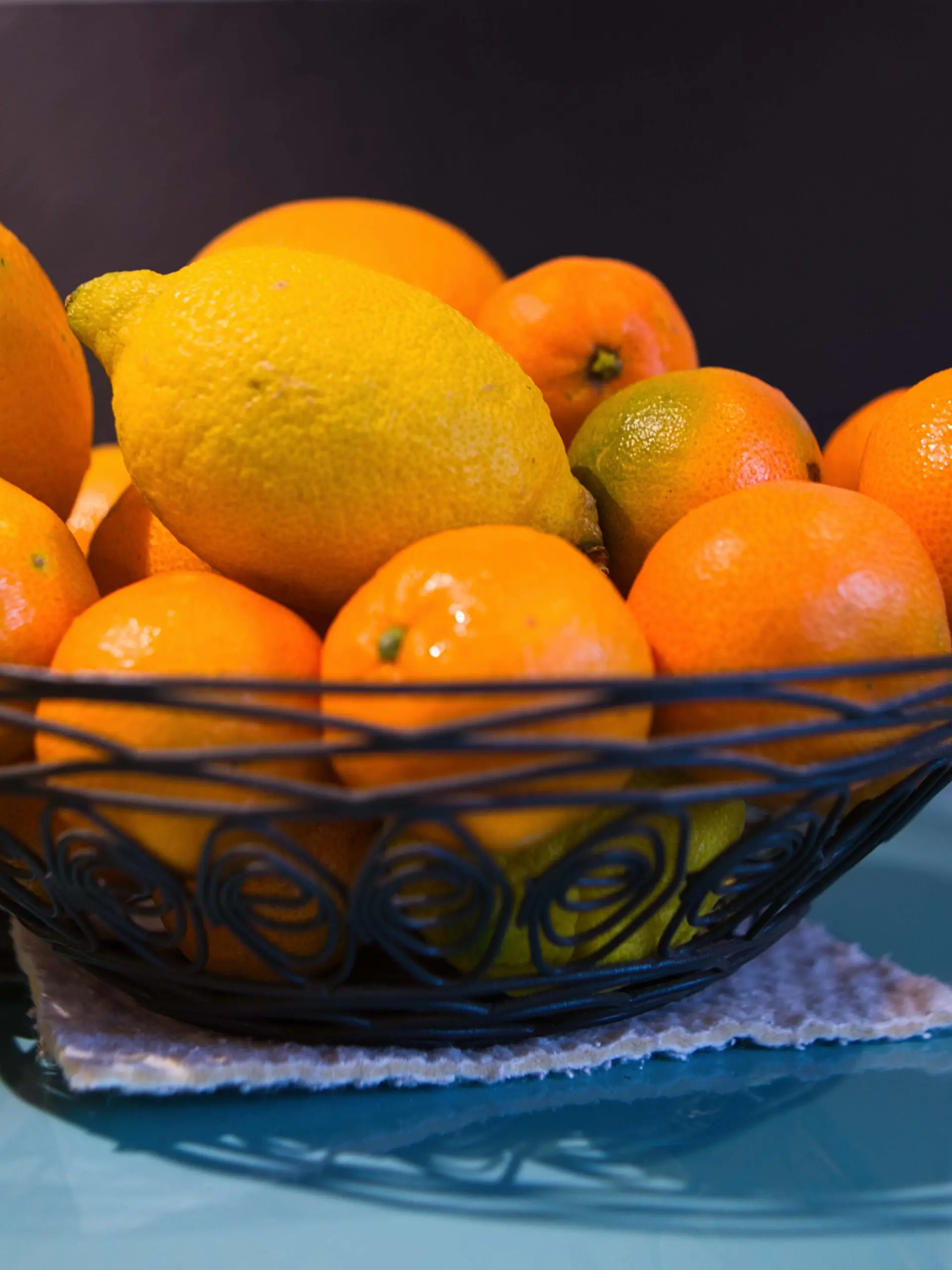 Orangen, Zitronen und Mandarinen in einer Ostschale