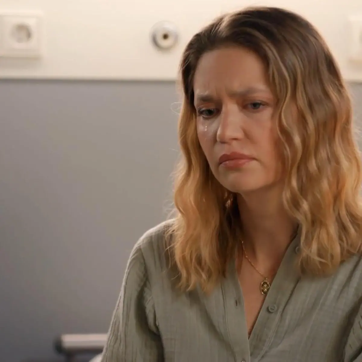 AWZ-Folge vom 28.11.24 auf RTL+: Nathalie muss mit Isabelles Absage fertigwerden