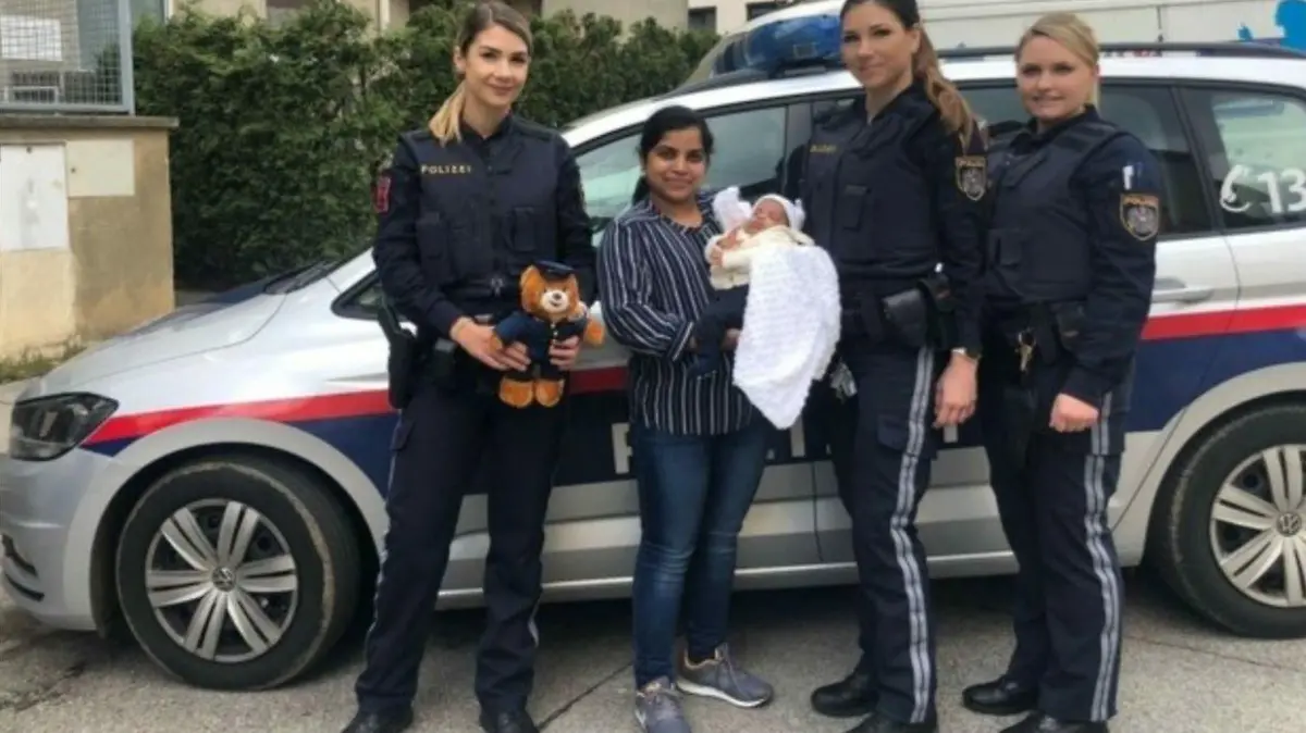 Drei Polizistinnen aus Österreich haben einem Baby das Leben gerettet. Später besuchten sie es im Krankenhaus.