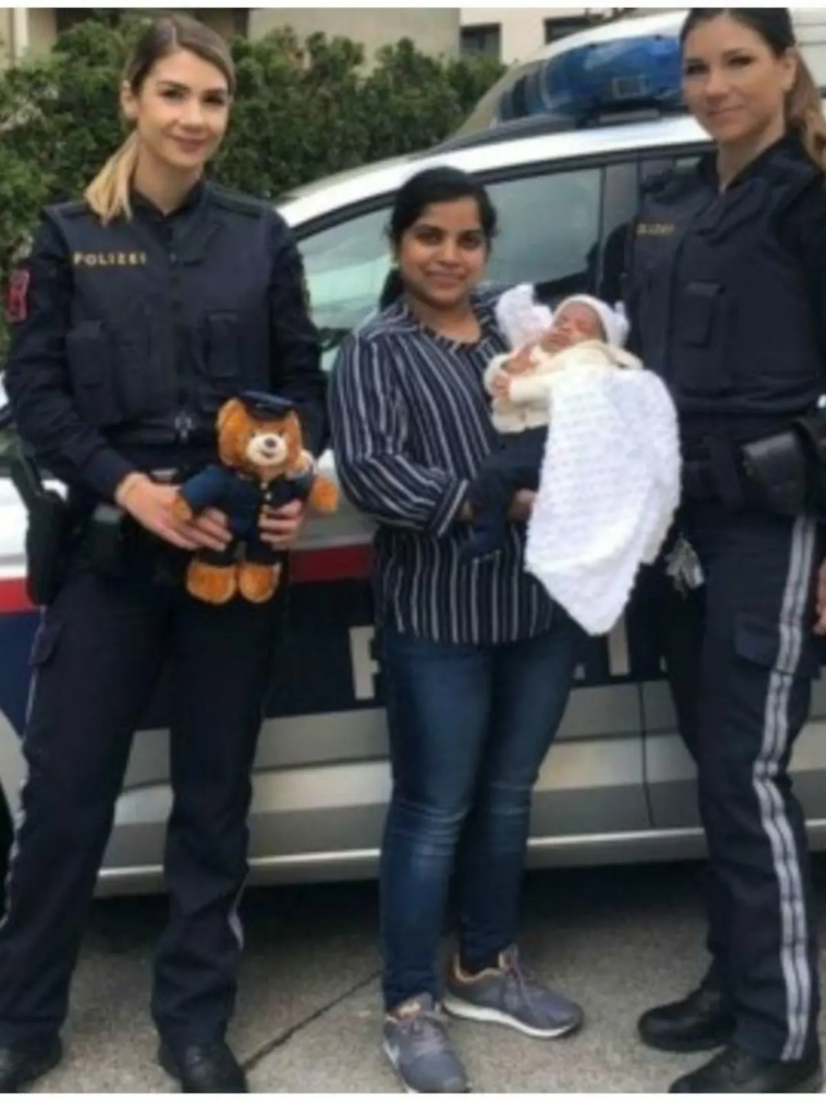 Drei Polizistinnen aus Österreich haben einem Baby das Leben gerettet. Später besuchten sie es im Krankenhaus.