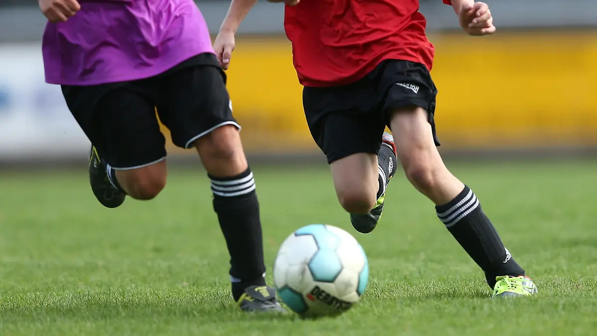 Blutiges Drama in Italien: Ein Streit um einen Fußball eskaliert, als ein 10-jähriger Junge ein Messer zieht und auf einen 13-Jährigen einsticht. 