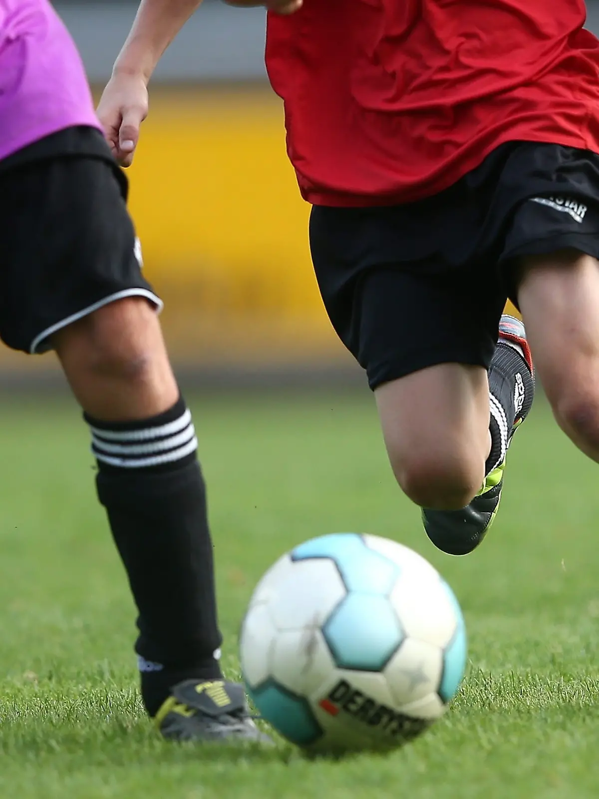 Blutiges Drama in Italien: Ein Streit um einen Fußball eskaliert, als ein 10-jähriger Junge ein Messer zieht und auf einen 13-Jährigen einsticht. 
