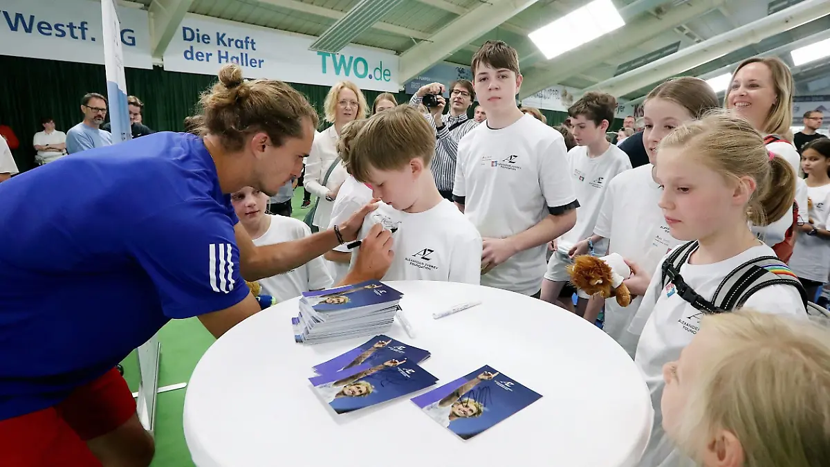 „Aufschlag gegen Diabetes” - Alexander Zverev begeistert bei Kids-Training seiner Stiftung. Gruppenbild mit Olympiasieger: 40 Kids aus allen Teilen Deutschlands waren mit ihren Eltern nach Halle angereist ? zur Veranstaltung der Alexander Zverev Foundation