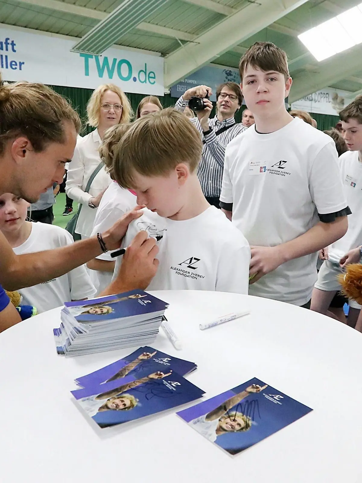 „Aufschlag gegen Diabetes” - Alexander Zverev begeistert bei Kids-Training seiner Stiftung. Gruppenbild mit Olympiasieger: 40 Kids aus allen Teilen Deutschlands waren mit ihren Eltern nach Halle angereist ? zur Veranstaltung der Alexander Zverev Foundation