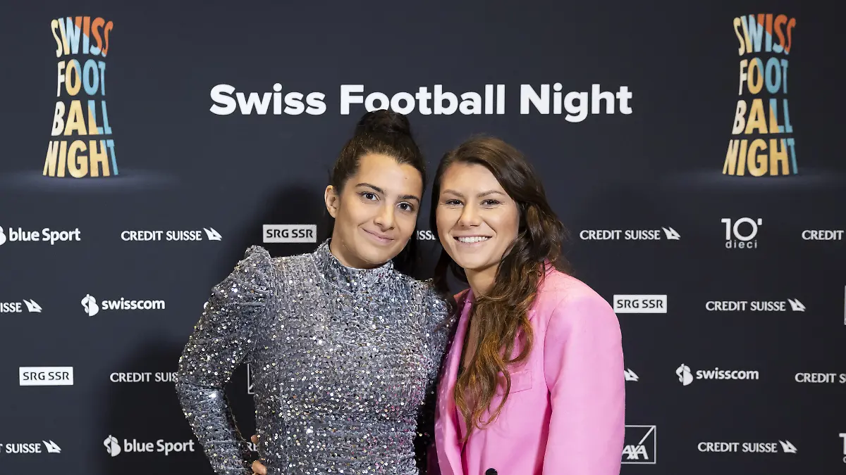 Ramona Bachmann (r) und ihre Frau Charlotte Baret erwarten ihr erstes gemeinsames Kind.