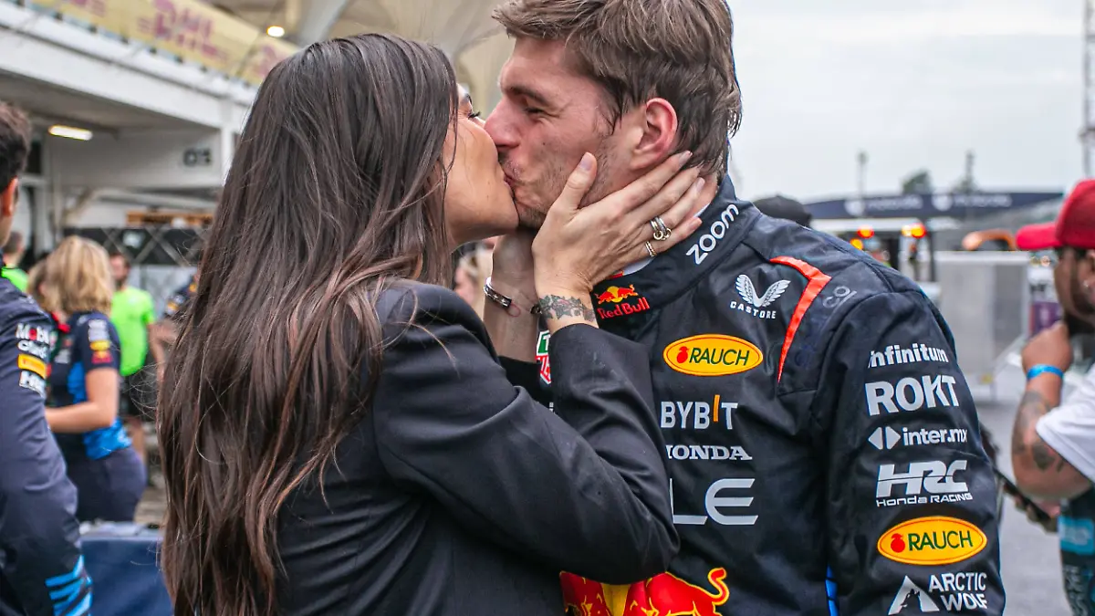 Siegerknutscher: Kelly Piquet küsst Max Verstappen nach seinem Sieg in Brasilien