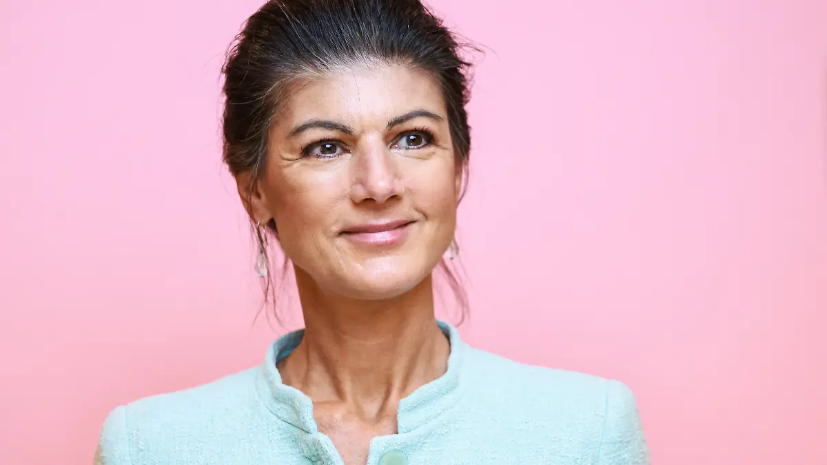 Ein Selfie von Sahra Wagenknecht und Xenia Sobtschak sorgt für Diskussionen. War es wirklich nur ein zufälliges Treffen, oder steckt mehr hinter dieser Begegnung?