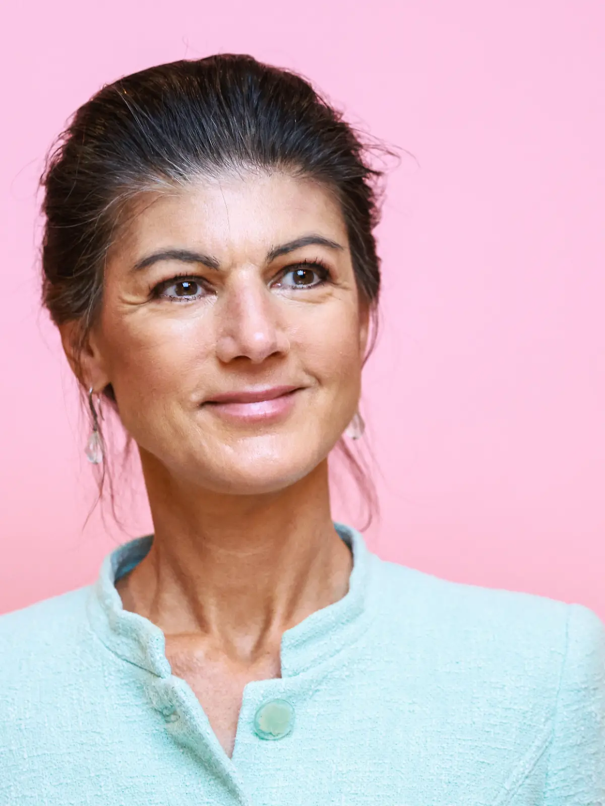 Ein Selfie von Sahra Wagenknecht und Xenia Sobtschak sorgt für Diskussionen. War es wirklich nur ein zufälliges Treffen, oder steckt mehr hinter dieser Begegnung?