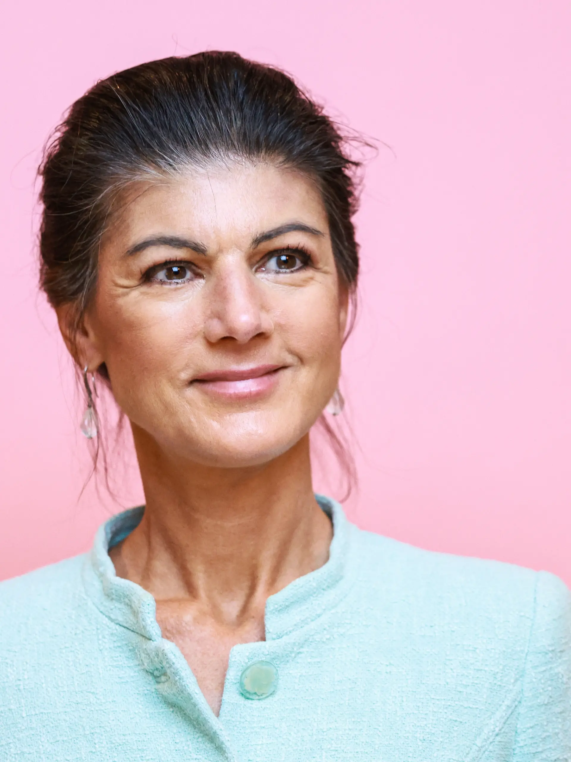 Ein Selfie von Sahra Wagenknecht und Xenia Sobtschak sorgt für Diskussionen. War es wirklich nur ein zufälliges Treffen, oder steckt mehr hinter dieser Begegnung?