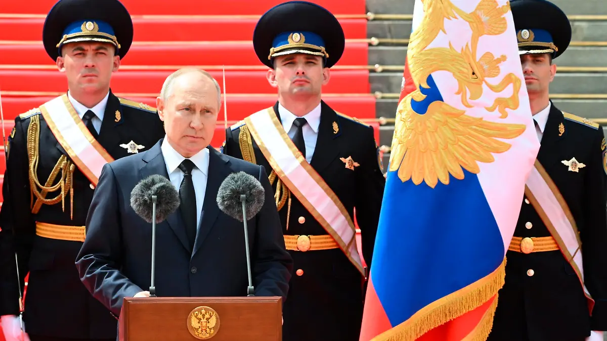 HANDOUT - 27.06.2023, Russland, Moskau: Wladimir Putin, Präsident von Russland, hält im Kreml eine Rede vor den Einheiten des russischen Verteidigungsministeriums, der russischen Nationalgarde (Rosgvardiya), des russischen Innenministeriums, des russischen Föderalen Sicherheitsdienstes und des russischen Föderalen Wachdienstes. Nach dem Ende des bewaffneten Aufstands der Söldnerarmee Wagner hat Kremlchef Putin in einer weiteren Rede den Sicherheitsdiensten für ihren Einsatz zum Schutz Russlands gedankt. Soldaten und Mitarbeiter der Geheimdienste hätten sich dem Versuch einer Revolte am 24. Juni entgegengestellt und so einen «Bürgerkrieg» verhindert, sagte Putin. Foto: Sergei Guneyev/Pool Sputnik Kremlin/AP/dpa - ACHTUNG: Nur zur redaktionellen Verwendung und nur mit vollständiger Nennung des vorstehenden Credits +++ dpa-Bildfunk +++