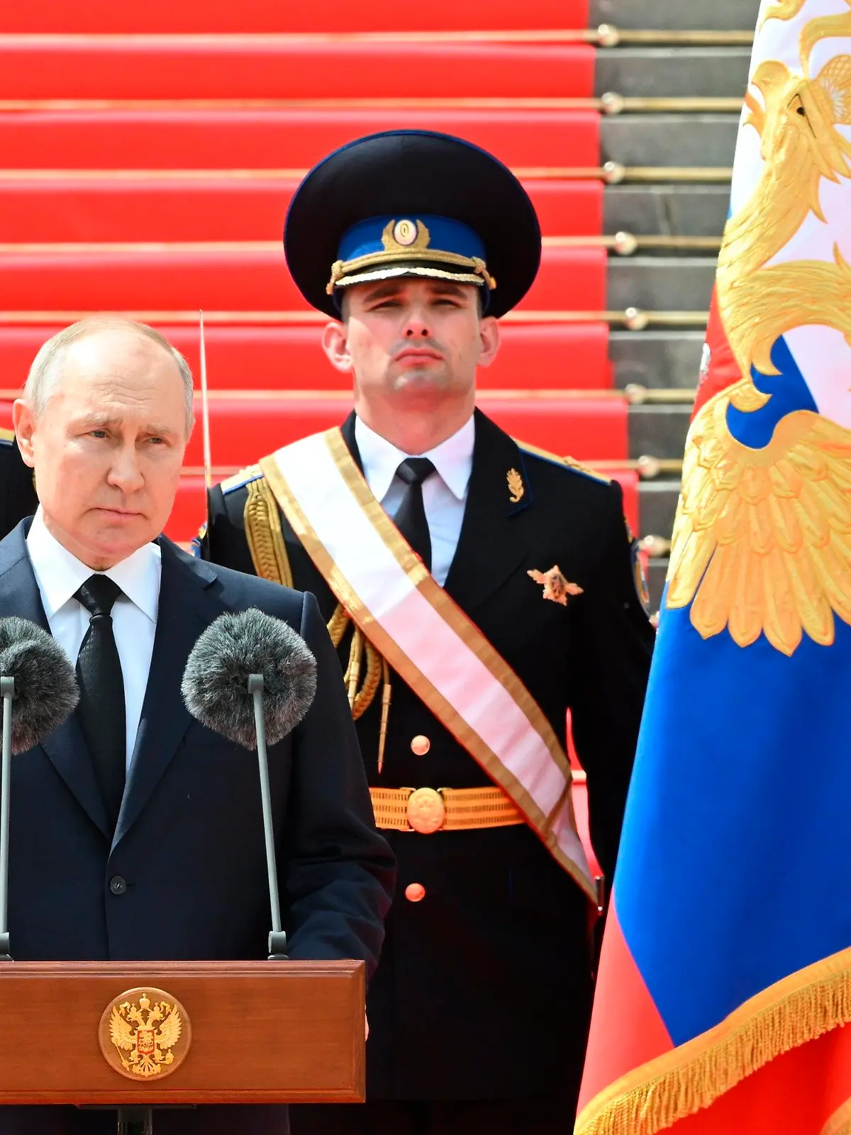 HANDOUT - 27.06.2023, Russland, Moskau: Wladimir Putin, Präsident von Russland, hält im Kreml eine Rede vor den Einheiten des russischen Verteidigungsministeriums, der russischen Nationalgarde (Rosgvardiya), des russischen Innenministeriums, des russischen Föderalen Sicherheitsdienstes und des russischen Föderalen Wachdienstes. Nach dem Ende des bewaffneten Aufstands der Söldnerarmee Wagner hat Kremlchef Putin in einer weiteren Rede den Sicherheitsdiensten für ihren Einsatz zum Schutz Russlands gedankt. Soldaten und Mitarbeiter der Geheimdienste hätten sich dem Versuch einer Revolte am 24. Juni entgegengestellt und so einen «Bürgerkrieg» verhindert, sagte Putin. Foto: Sergei Guneyev/Pool Sputnik Kremlin/AP/dpa - ACHTUNG: Nur zur redaktionellen Verwendung und nur mit vollständiger Nennung des vorstehenden Credits +++ dpa-Bildfunk +++