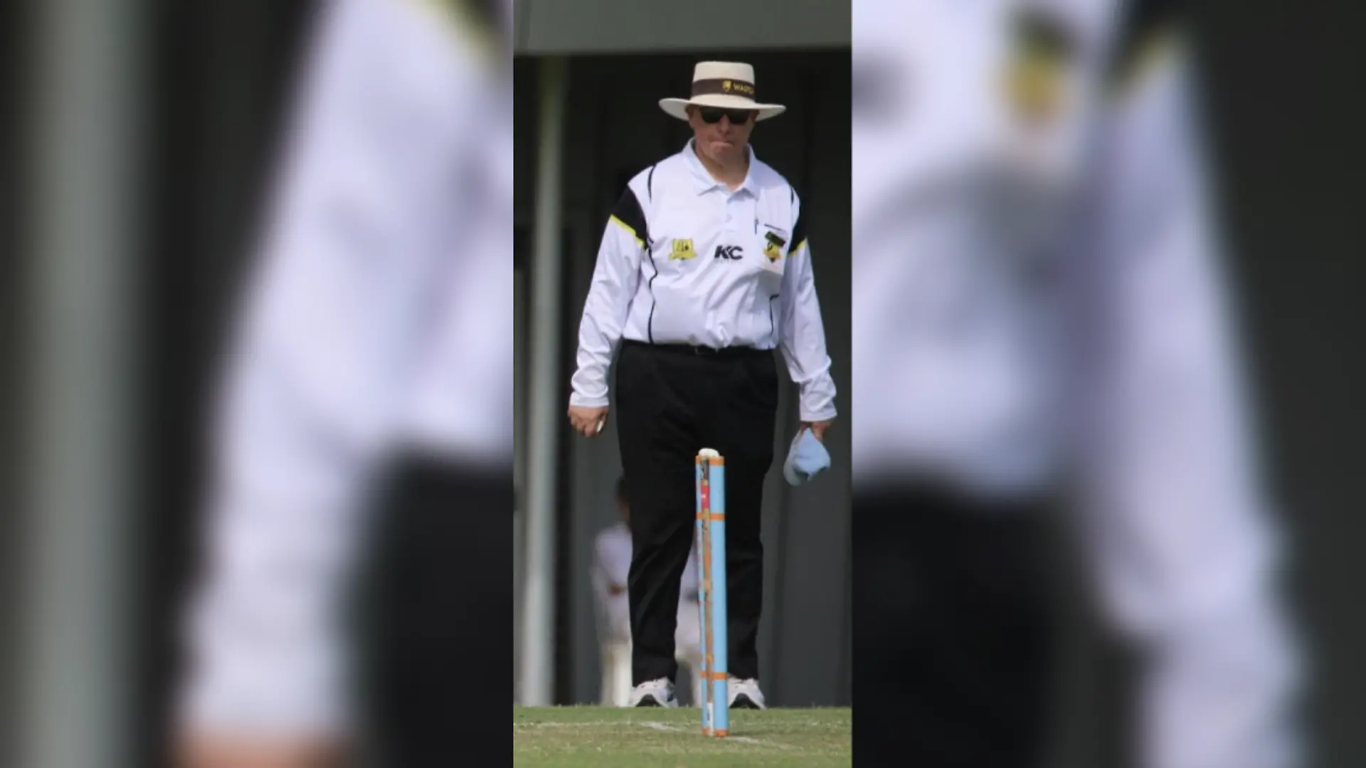 Ein Cricket-Spiel in Australien endet für Schiedsrichter Tony DeNobrega dramatisch. Nach einem Kopftreffer ist sein Gesicht stark entstellt. Ärzte überwachen ihn – eine Operation ist nicht ausgeschlossen.