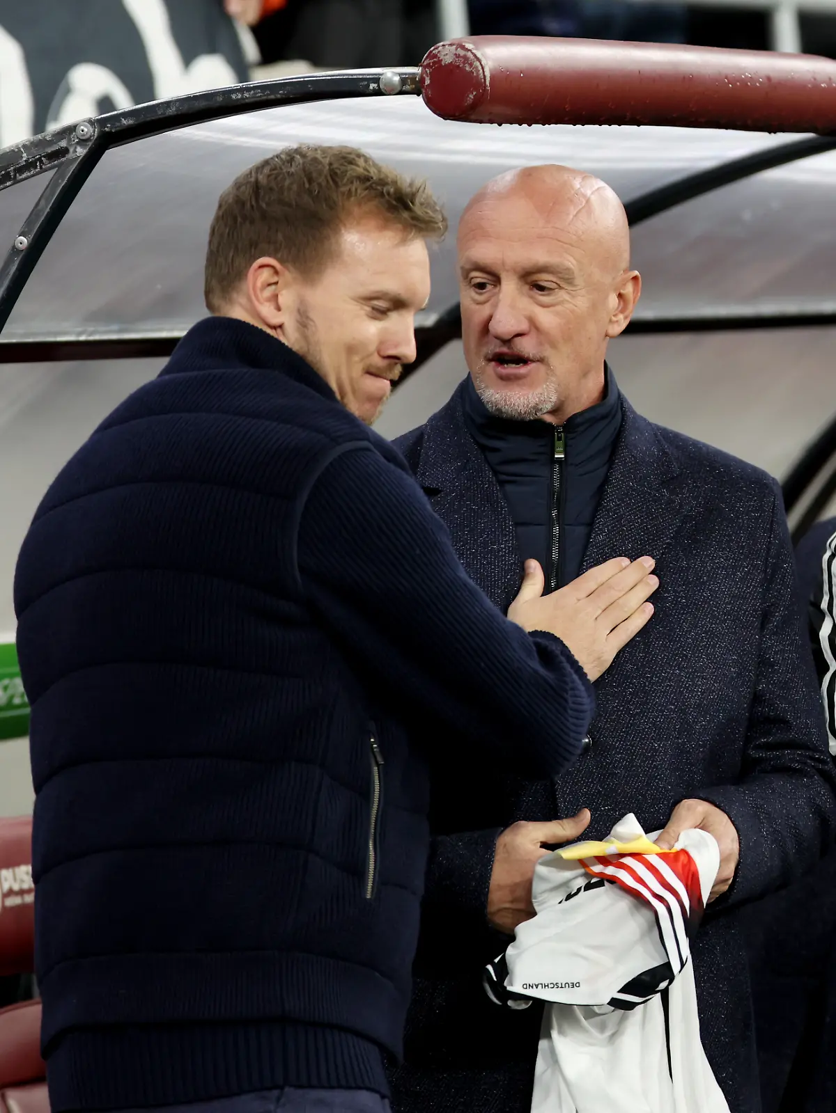Julian Nagelsmann übergibt Ungarns Trainer Marco Rossi ein deutsches Trikot für den ungarischen Co-Trainer Adam Szalai.