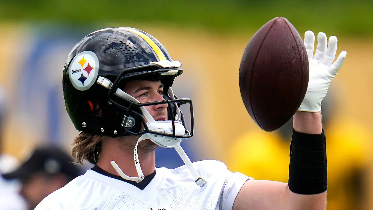 FILE - Pittsburgh Steelers quarterback Kenny Pickett participates in the team's football minicamp in Pittsburgh, Wednesday, June 14, 2023. Pickett's second minicamp in the NFL is a little different than his first. A year after running with the third string, Pickett is entrenched as the Pittsburgh Steelers starting quarterback and eager to show the progress he made near the end of the 2022 season was just the beginning(AP Photo/Gene J. Puskar, File)