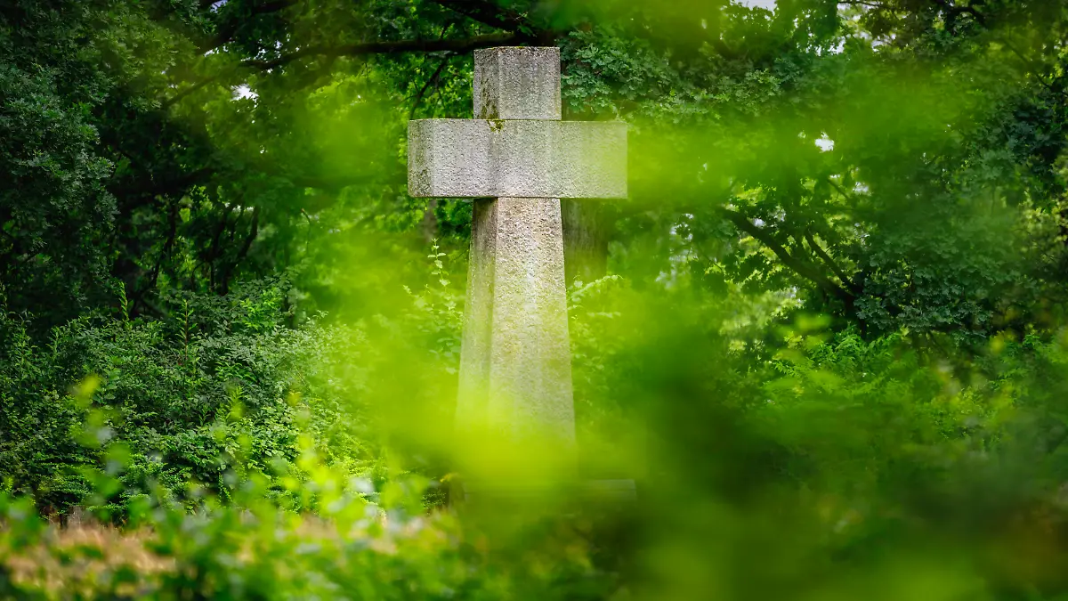 Symbolbild Friedhof Deutschland, Lüdenscheid: Ein großer Kreuz aus Stein als Denkmal für die Gefallene im Krieg. *** Symbolic picture of a cemetery in Germany, Lüdenscheid A big cross made of stone as a memorial for the fallen in the war