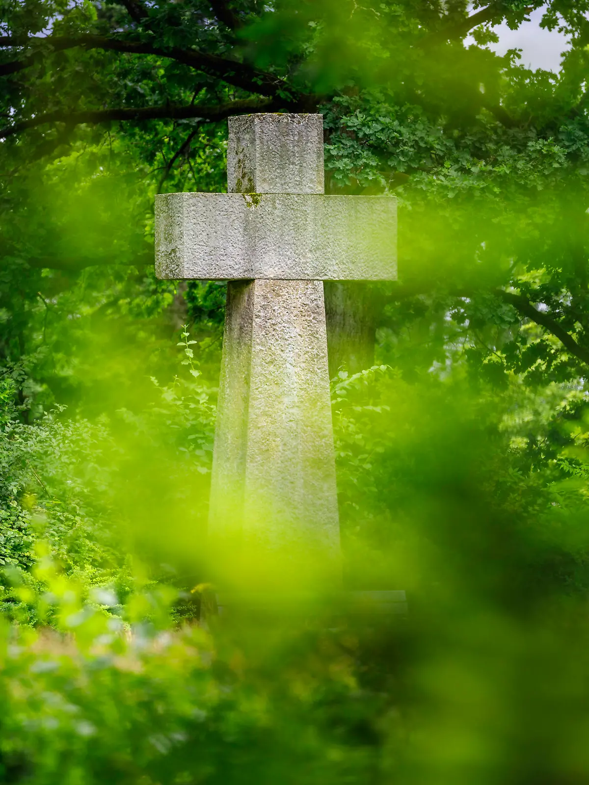 Symbolbild Friedhof Deutschland, Lüdenscheid: Ein großer Kreuz aus Stein als Denkmal für die Gefallene im Krieg. *** Symbolic picture of a cemetery in Germany, Lüdenscheid A big cross made of stone as a memorial for the fallen in the war