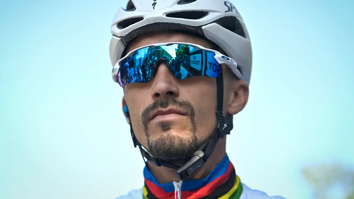 24.04.2022, Belgien, Lüttich: Radsport: UCI WorldTour - Lüttich-Bastogne-Lüttich, 257,20 km, Männer: Julian Alaphilippe aus Frankreich vom Team Quick-Step Alpha Vinyl beim Start. Der französische Rad-Weltmeister Julian Alaphilippe hat sich bei seinem Sturz beim Frühjahrsklassiker Lüttich-Bastogne-
Lüttich erheblich verletzt. (Zu dpa "Rad-Weltmeister Alaphilippe bei Sturz erheblich verletzt") Foto: Eric Lalmand/BELGA/dpa +++ dpa-Bildfunk +++