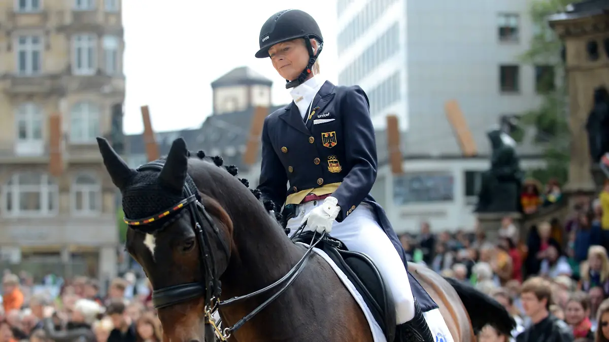 Dressur-Olympiasiegerin Ann-Kathrin Linsenhoff mit ihrem Pferd Sterntaler