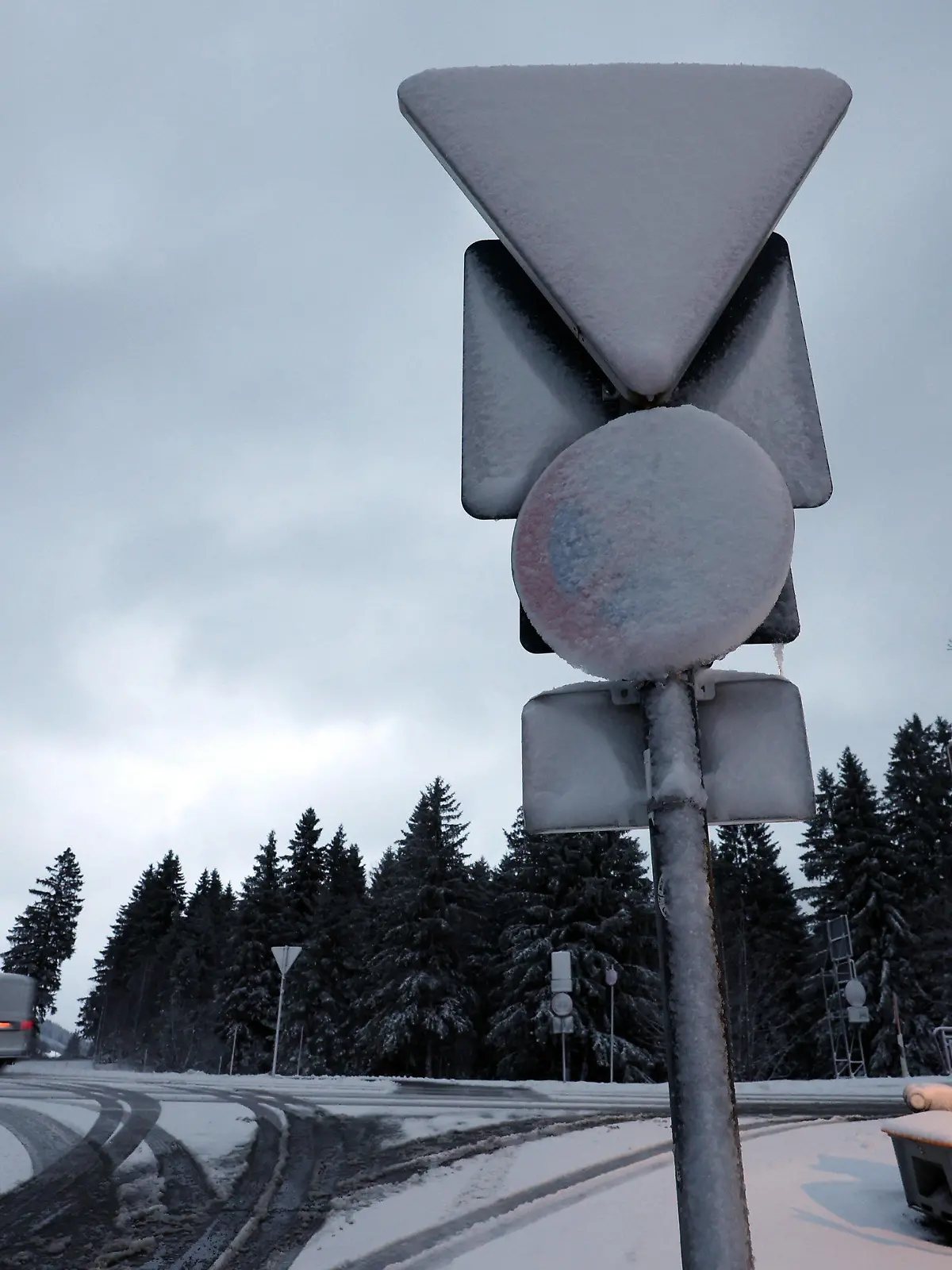 20.11.2024, Bayern, Bad Hindelang: Verkehrsschilder sind am frühen Morgen im Ortsteil Oberjoch mit Schnee bedeckt. Foto: Karl-Josef Hildenbrand/dpa +++ dpa-Bildfunk +++