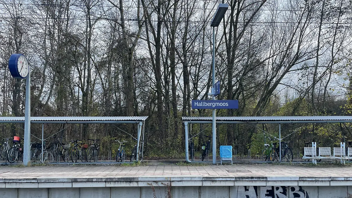 Eine junge Frau steigt nachts bei München aus der S-Bahn und wird am Bahnhof von einem Angreifer in ein Gebüsch gezogen. Dort wird sie stundenlang vergewaltigt. Erst am frühen Morgen retten aufmerksame Passanten die 19-Jährige.