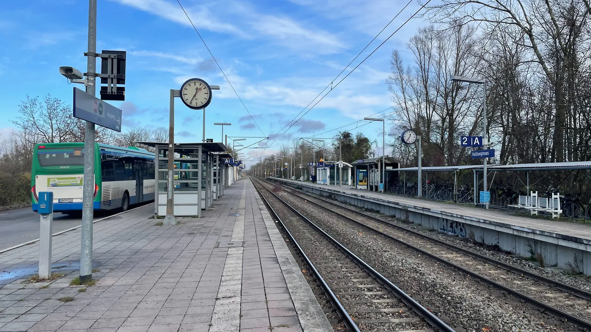 Mann zieht Frau in die Büsche und vergewaltigt sie